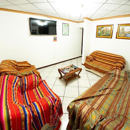 Mashy'S Hostal Отавало Екстериор снимка
